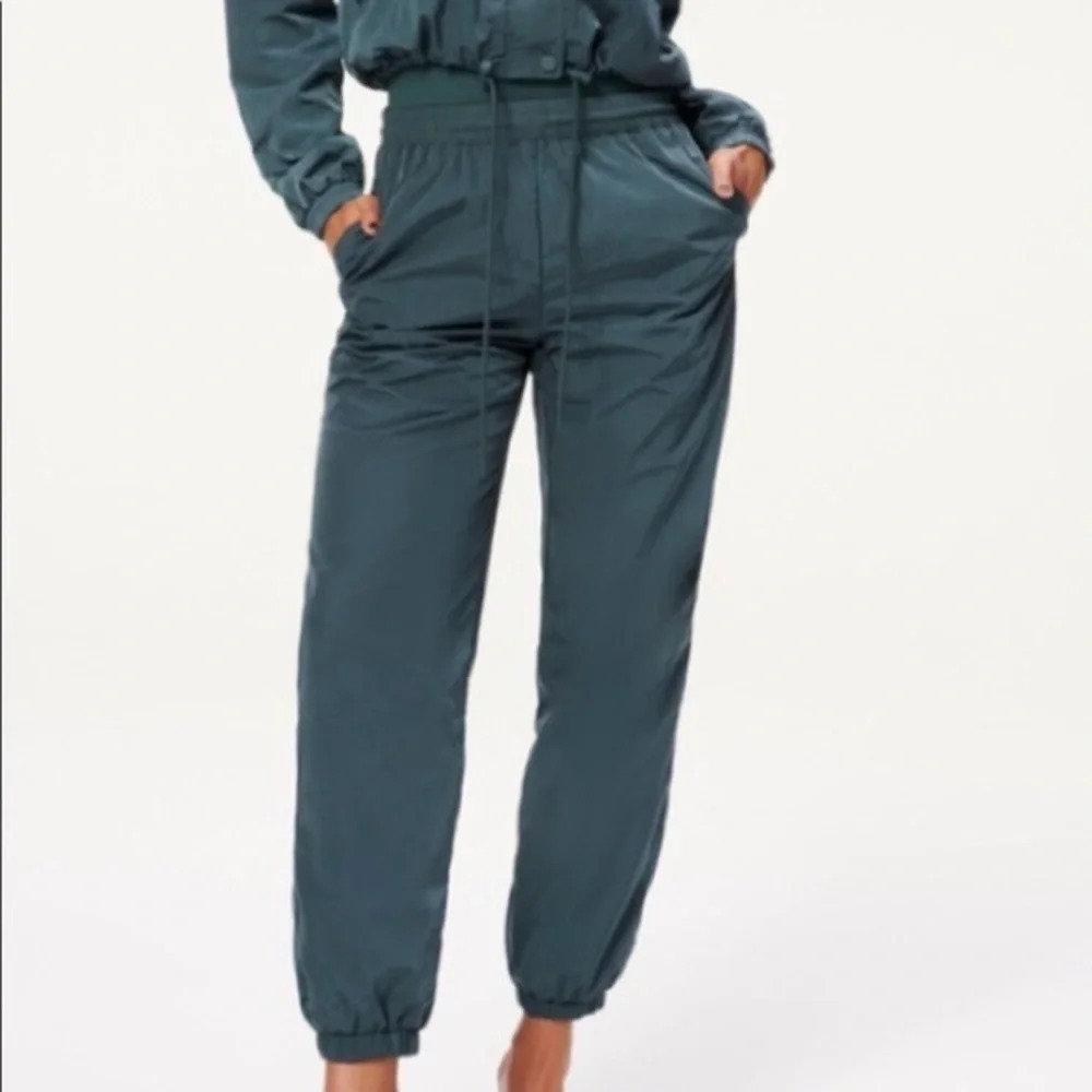 NWT Good American Essential Track Nylon Pants in Orion Blue size 6